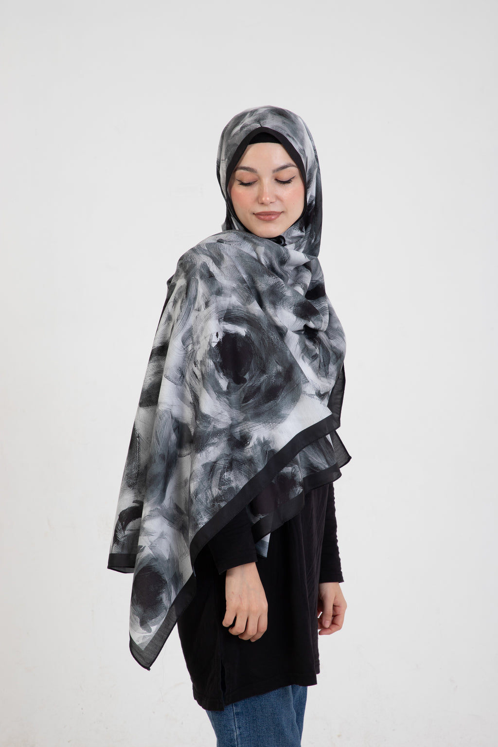 “Rosa” Gül Desenli İpeksi Soft Şal Siyah