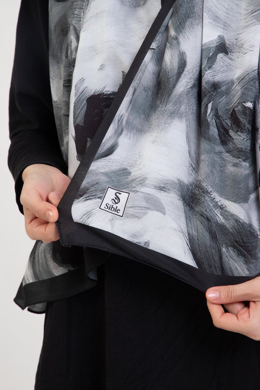 “Rosa” Gül Desenli İpeksi Soft Şal Siyah