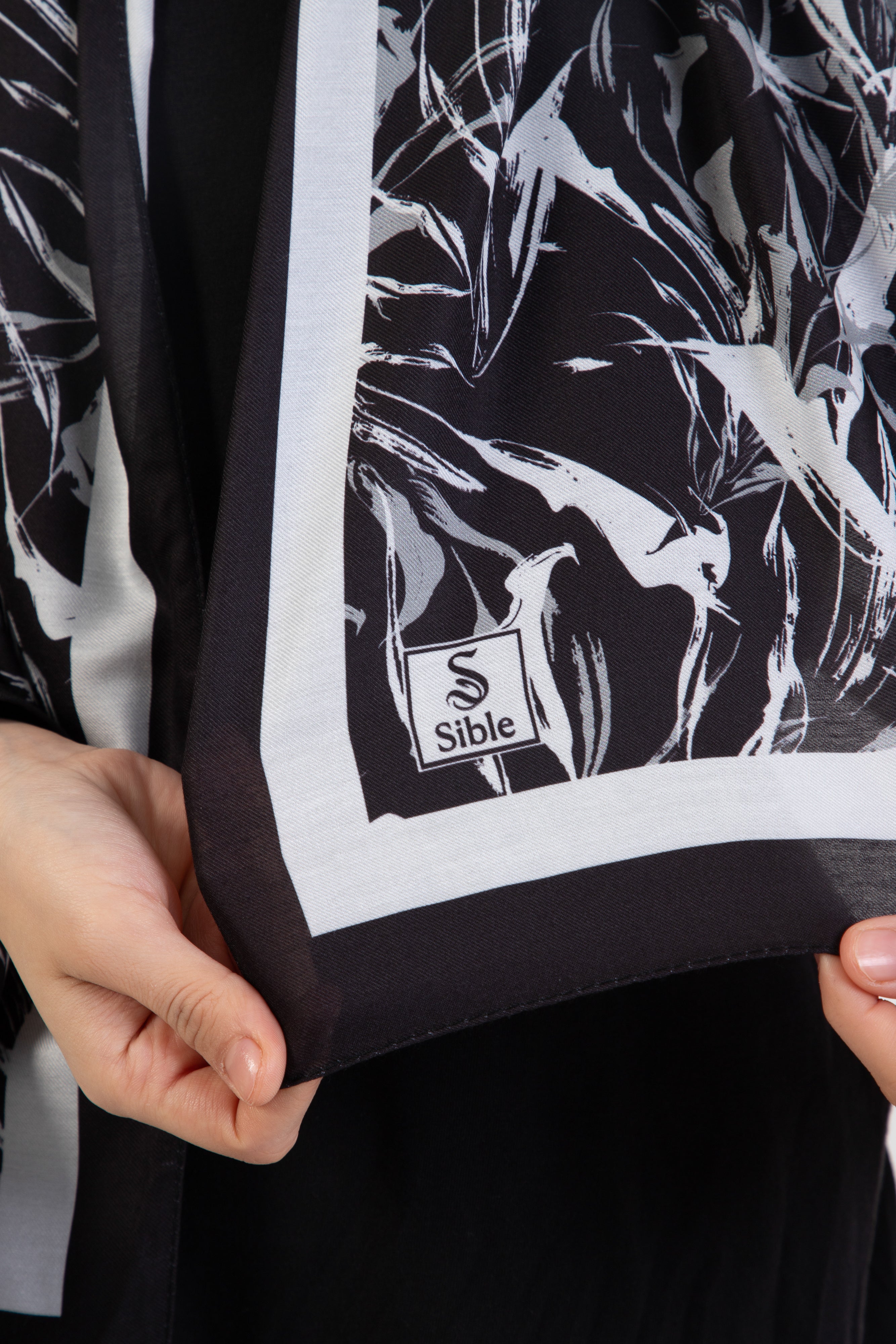 “Oasis” Desenli İpeksi Soft Şal Siyah